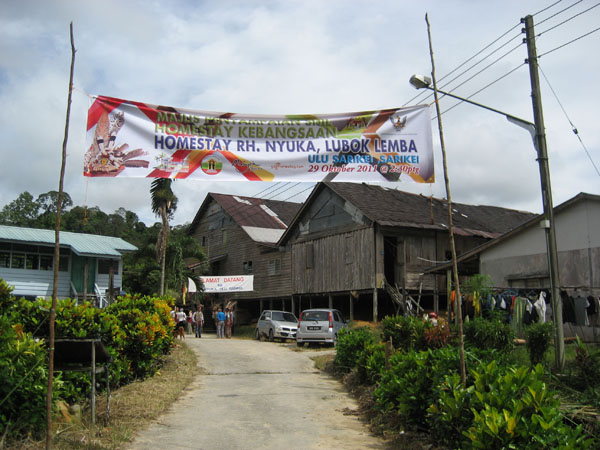 The road approach to Rumah Nyuka longhouse