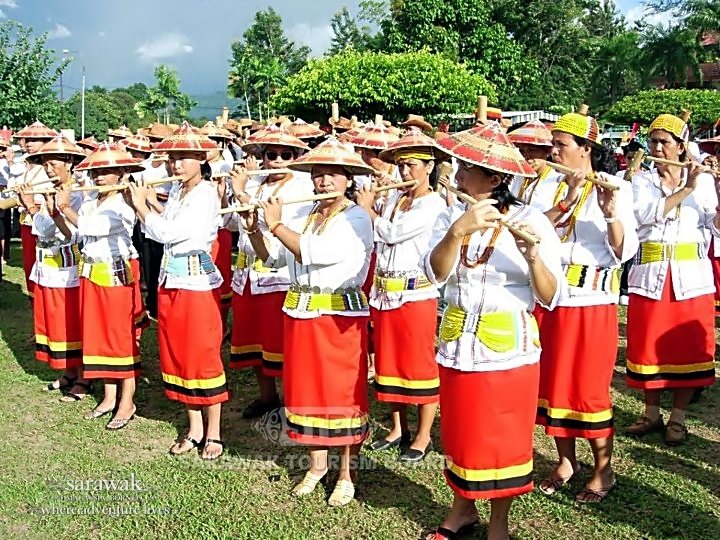 sarawak-borneo-people-lun-bawang-bamboo-band
