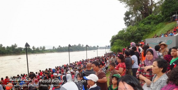A bumper crowd that lined up the waterfront of Sri Aman | Sarawak Malaysia Borneo
