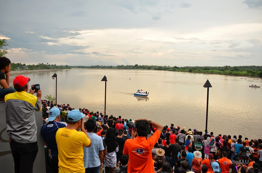 Large crowd waiting for the tidal bore to surge past them at Pesta Benak 2013 | mikhaiLLU