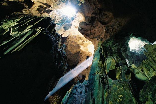 石隆门的历史与石洞 | Bau- History And Caves