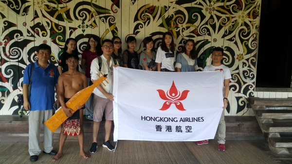 香港航空、上海与南京旅行社代表们合摄于砂拉越文化村。