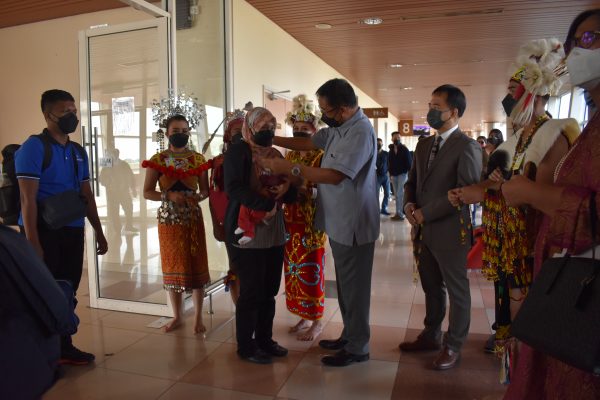 Abdul Karim putting on the Sarawak beads garland to welcome passengers arriving on the inaugural MAS flight from Penang to Kuching today.