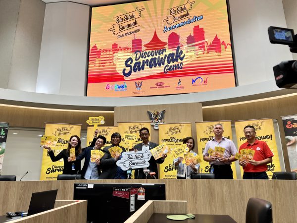 1.Abdul Karim (fourth left) shows the brochure for Sia Sitok Sarawak after the press conference. Also in the photo are Sharzede (third left), Mok (second left),Ting (left), Yvonne Saman (third right), Rahim Bugo (second right) and Chua (right)